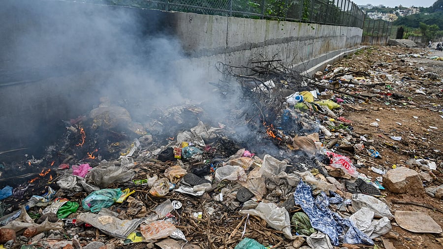 Garbage was set on fire next to Kerekodi Main Road near Hosakerehalli Lake in Bengaluru. DH PHOTO/PUSHKAR V