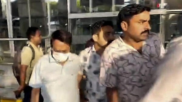 <div class="paragraphs"><p>Ranganathan Govindan, accused in the cough syrup case, is taken from Nagpur airport to Chhindwara.</p></div>