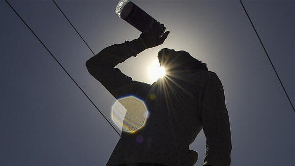 <div class="paragraphs"><p>A man drinks water to quench his thirst.</p></div>