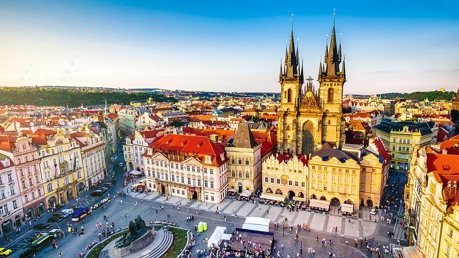 <div class="paragraphs"><p>The lovely old town square of Prague.</p></div>