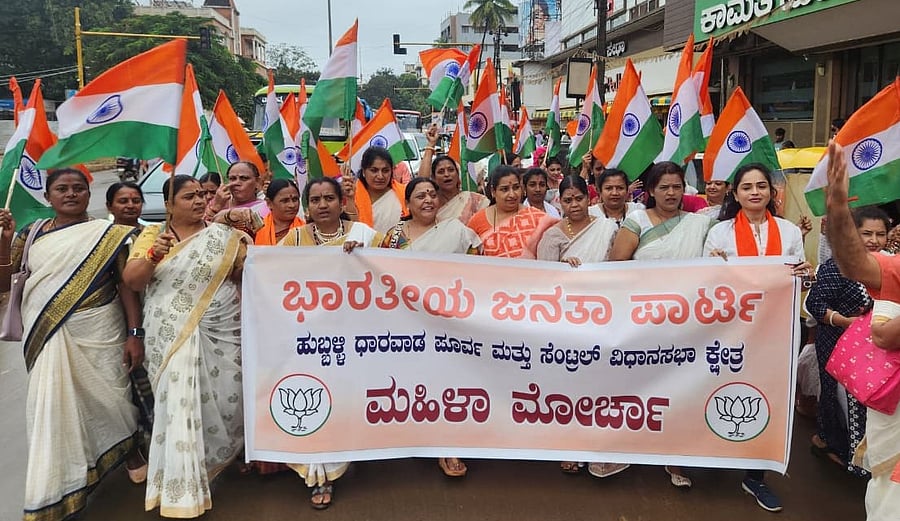 <div class="paragraphs"><p>BJP's Mahila Morcha urges NCW to visit Karnataka </p></div>