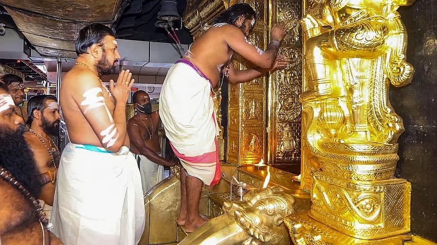 <div class="paragraphs"><p>Representative image of priests performing rituals at Sabarimala temple. </p></div>