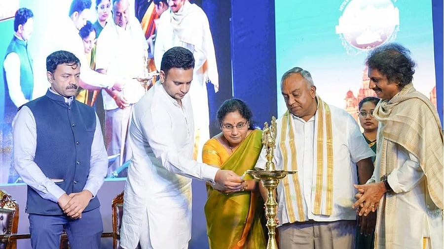 <div class="paragraphs"><p>ysore-Kodagu MP Yaduveer Krishnadatta Chamaraja Wadiyar inaugurates second edition of 'Mysuru&nbsp;Sangeetha&nbsp;Sugandha' at Senate Bhavan of University of Mysore in Mysuru, on Saturday.&nbsp;MLA T S Srivathsa, Union Secretary for Tourism&nbsp;V Vidyavathi,&nbsp; Karnataka Tourism Secretary K V Trilok Chandra and violinist Mysore Manjunath are seen. </p></div>