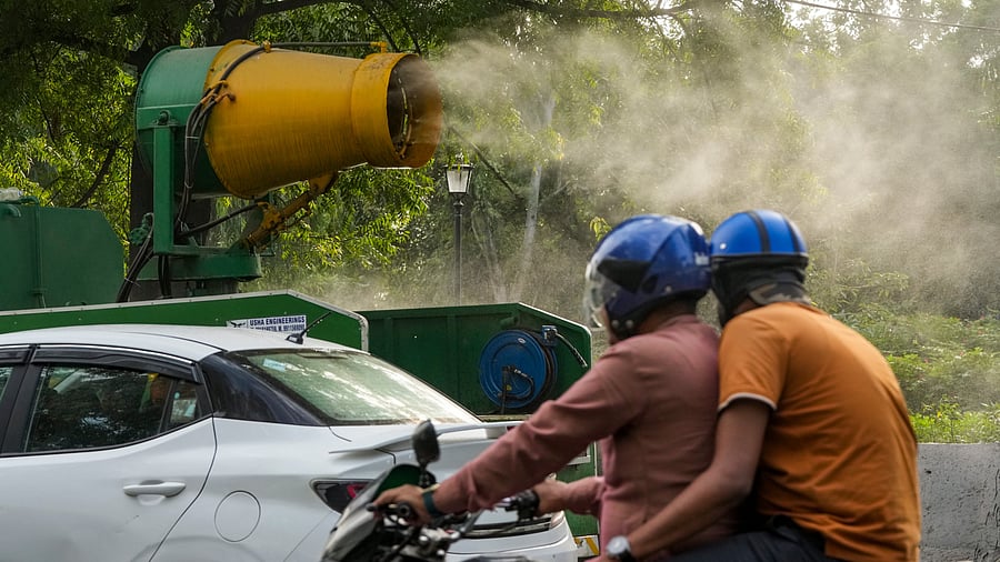 <div class="paragraphs"><p> An anti-smog gun being used to curb air pollution in New Delhi. </p></div>