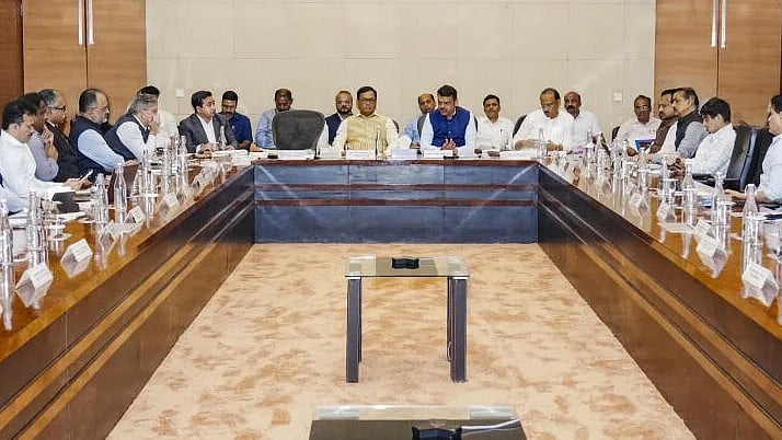 <div class="paragraphs"><p>Union Minister for Ports, Shipping and Waterways Sarbananda Sonowal and Maharashtra Chief Minister Devendra Fadnavis during a review meeting on the 'India Maritime Week 2025' in Mumbai on Tuesday.<br></p></div>