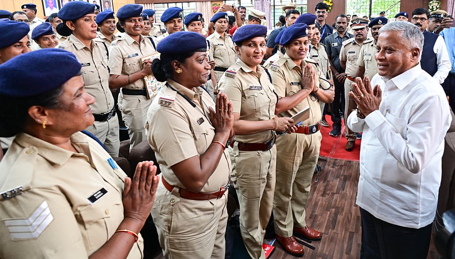 Minister V Somanna in conversation with RPF personnel during the workshop on Tuesday. DH Photo/BK Janardhan