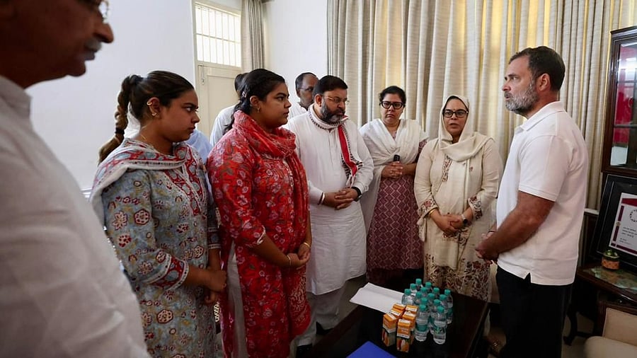 <div class="paragraphs"><p>LoP Rahul Gandhi visited the residence of late Shri Y. Puran Kumar (IPS) in Chandigarh today.</p></div>