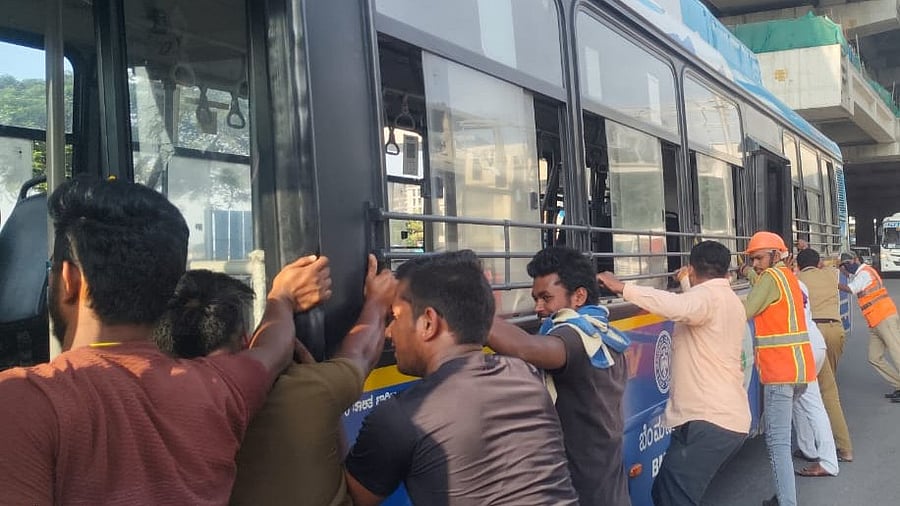 <div class="paragraphs"><p>Traffic policemen and passersby pull the electric bus to the side of the Outer Ring Road at Bellandur on Tuesday.</p></div>