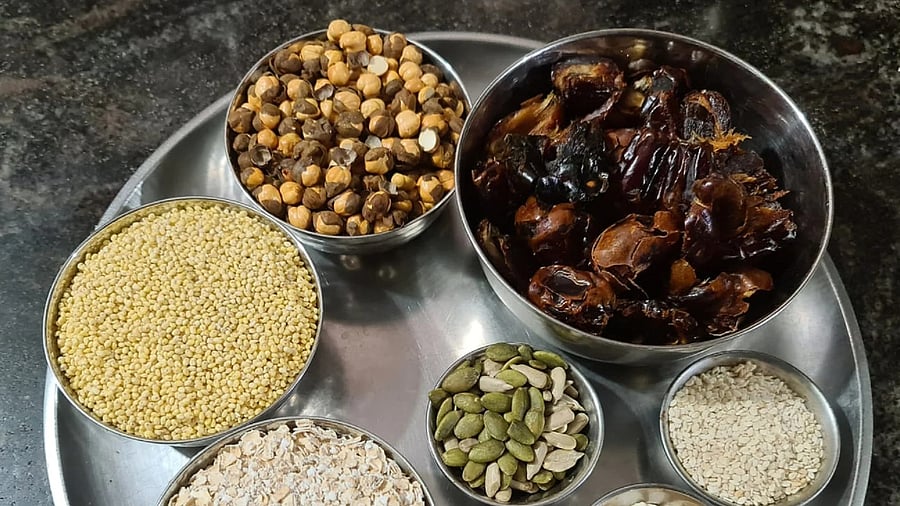 <div class="paragraphs"><p>Karnataka Rajya Raitha Sangha, Raita Swaraj and other groups urged the state government to directly procure ragi, jowar, tur dal, cooking oil and other food materials from farmers. </p></div>