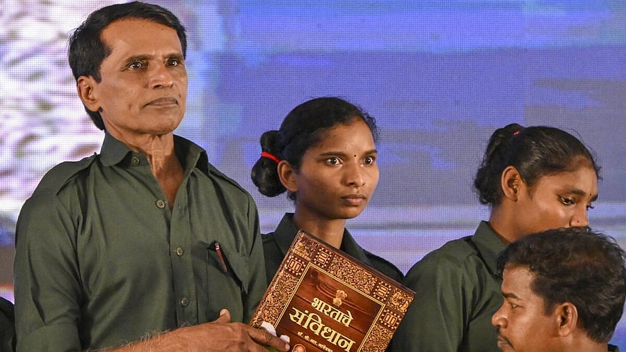 <div class="paragraphs"><p>Naxal leader Mallojula Venugopal Rao alias Bhupathi&nbsp;surrendered before Maharashtra Chief Minister Devendra Fadnavis in Gadchiroli, Maharashtra, on Wednesday.<br></p></div>
