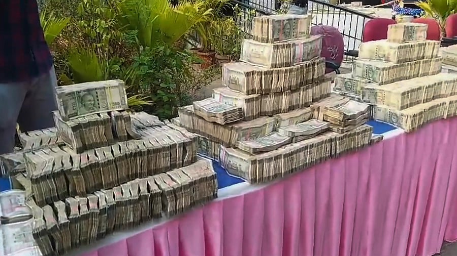 <div class="paragraphs"><p>Representative image of cash seizure. </p></div>