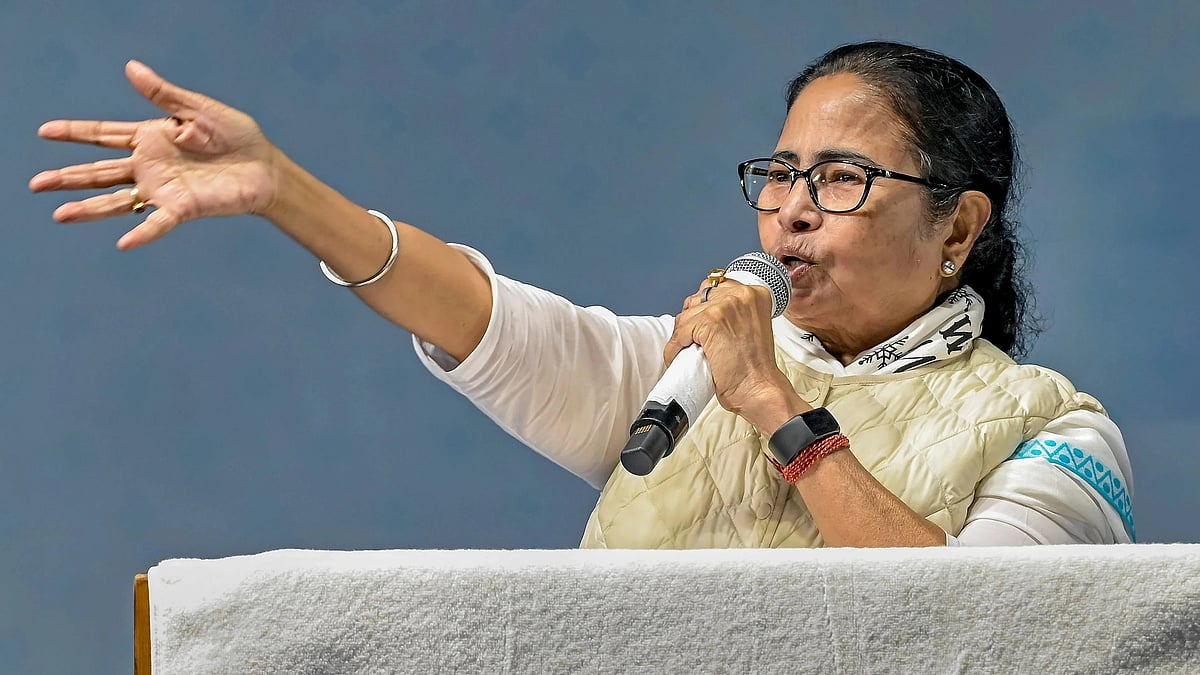 Mamata Banerjee Confronts Delhi Police at Banga Bhawan, Alleges Threats to SIR-Affected Families