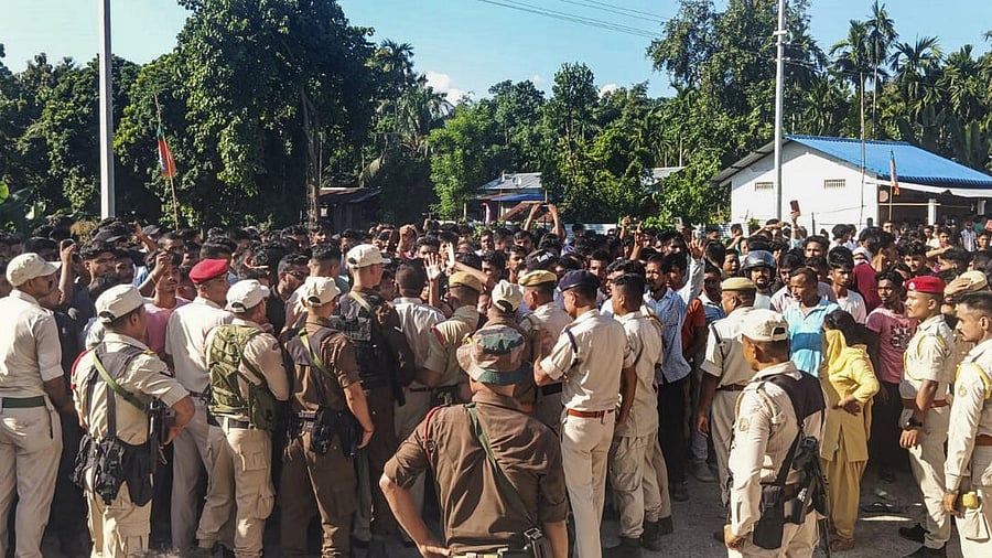 <div class="paragraphs"><p>Police personnel try to contain protestors as five accused arrested in cultural icon Zubeen Garg's death case were being brought to the Central Jail, in Baksa, Assam, Wednesday, Oct. 15, 2025. Assam Police on Wednesday resorted to lathi-charge to disperse an agitated mob that hurled stones at vehicles carrying the accused, police said.</p></div>