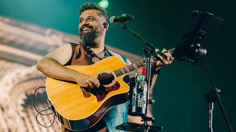 <div class="paragraphs"><p>Raghu Dixit</p></div>