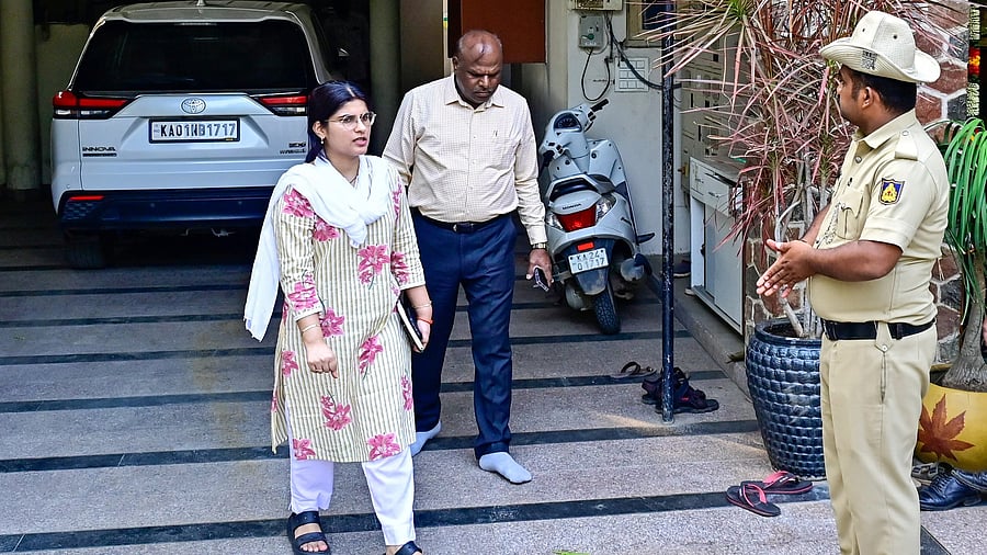 <div class="paragraphs"><p>SIT sleuths on the premises linked to BJP leader Subhas Guttedar in Kalaburagi on Friday. </p></div>