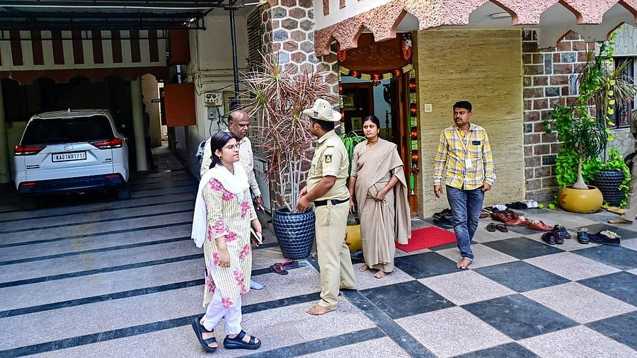 <div class="paragraphs"><p>SIT sleuths visit the house of former MLA and BJP leader Subhas Guttedar's house in Gubbi Colony in Kalaburagi on Friday.&nbsp;</p></div>