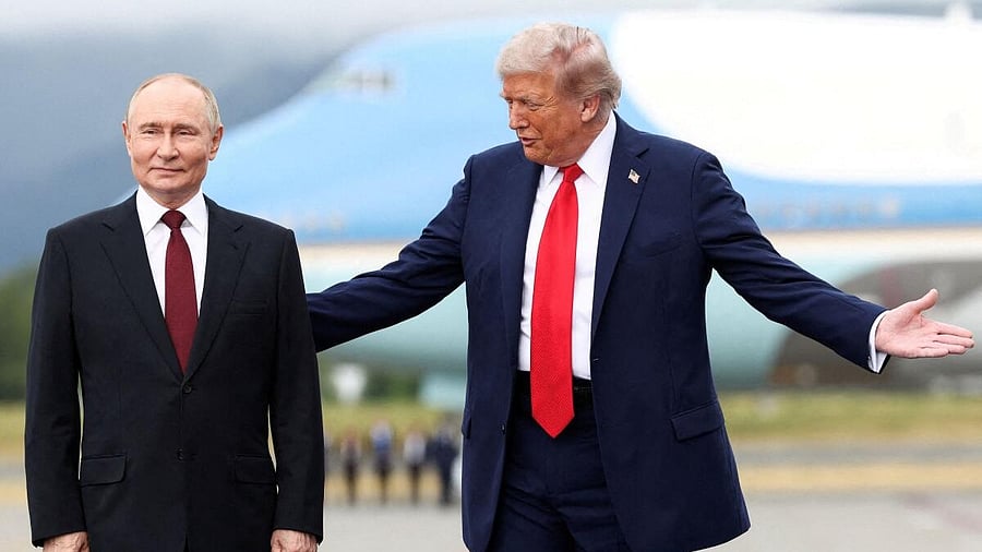 <div class="paragraphs"><p>Russian President Vladimir Putin (L) and U.S. President Donald Trump (R)</p></div>
