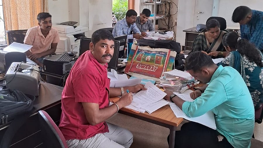 <div class="paragraphs"><p>Officials from Lokayukta checking the documents at  Pilikula Nisargadhama. </p></div>