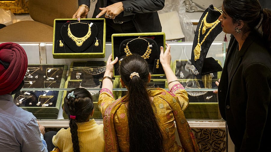 <div class="paragraphs"><p>Customers at a jewellery shop on the occasion of the ‘Dhanteras’ festival, in New Delhi, Saturday, Oct. 18, 2025.</p></div>