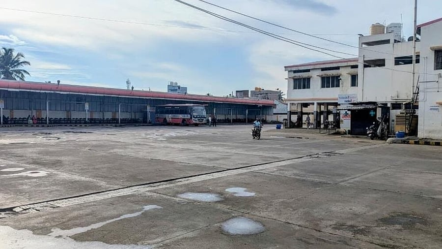 <div class="paragraphs"><p>The KSRTC bus stand at Chamarajanagar wore a deserted look during the bandh on Saturday. </p></div>