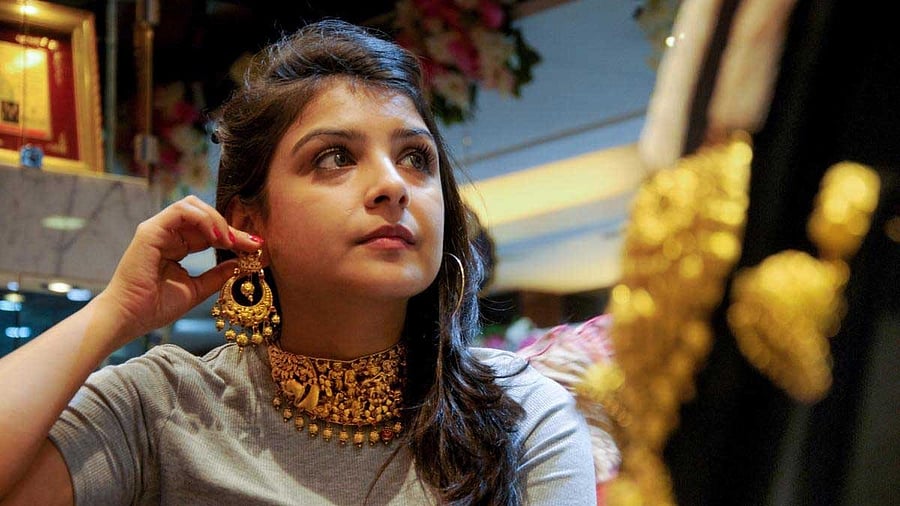 <div class="paragraphs"><p>Women buy gold ornaments on the occasion of 'Dhanteras'. For representational purposes.</p></div>