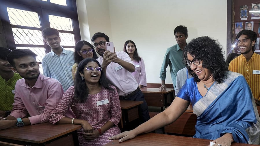 <div class="paragraphs"><p>Sri Lanka Prime Minister Harini Amarasuriya interacts with students, teachers, and faculty members during her visit to the Hindu College, in New Delhi.</p></div>