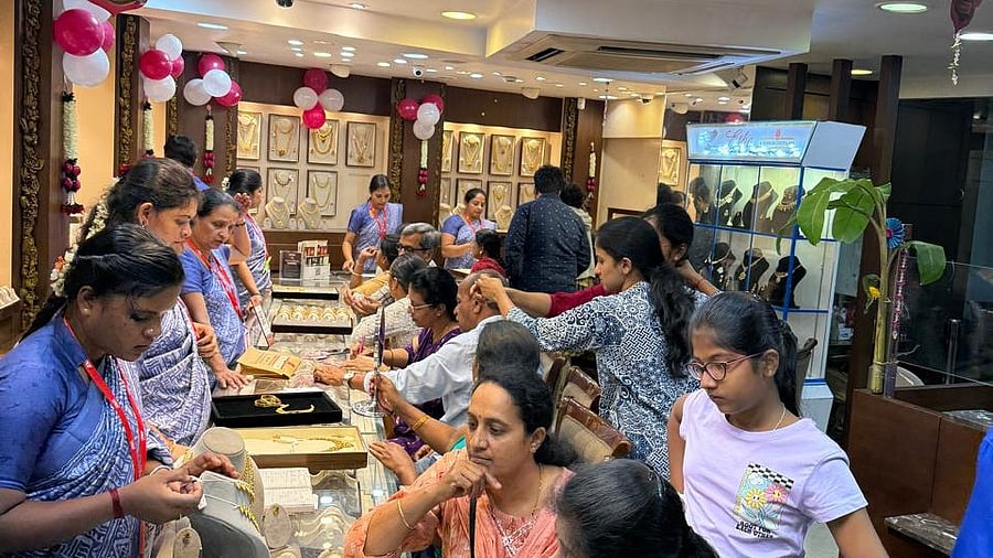<div class="paragraphs"><p>A Jewellery shop in Mysuru sees high sales due to Deepavali. </p></div>