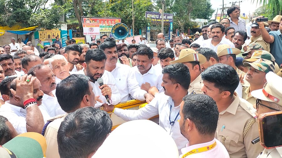 <div class="paragraphs"><p>JD(S) workers, led by MLA Swaroop Prakash, staged a protest, near Hasanamba temple, in Hassan, on Sunday.&nbsp;</p></div>
