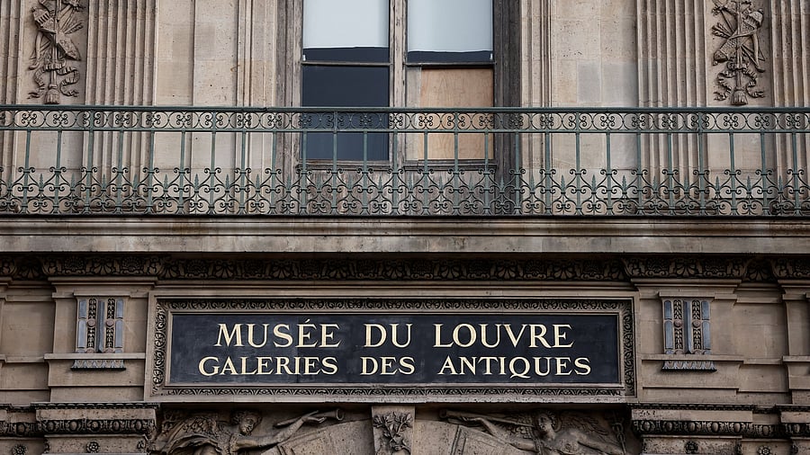 <div class="paragraphs"><p>Louvre Museum.</p></div>
