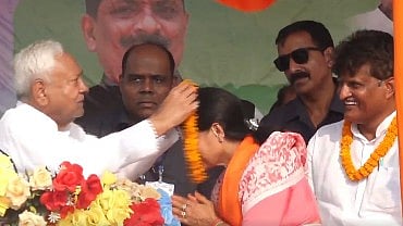 <div class="paragraphs"><p>Nitish Kumar garlands female candidate at Bihar poll rally.&nbsp;</p></div>