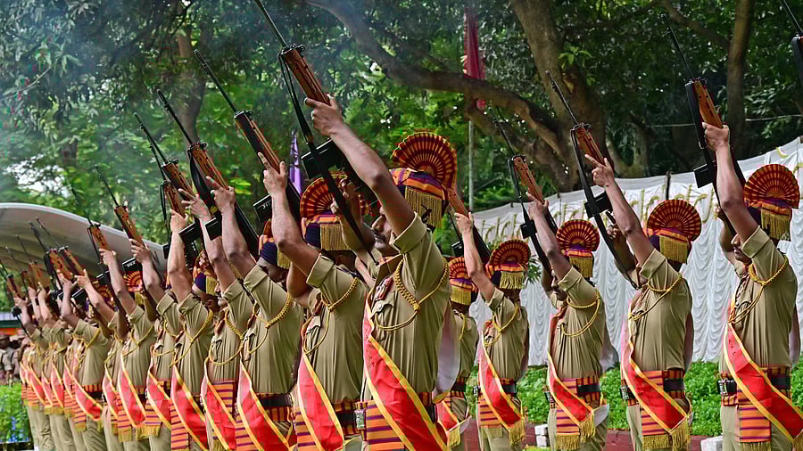 <div class="paragraphs"><p>Karnataka State Reserve Police personnel pay tributes to the martyred policemen at the Police Commemoration Day programme on the premises of City Armed Reserve Force on Mysuru Road in Bengaluru on Tuesday. </p></div>