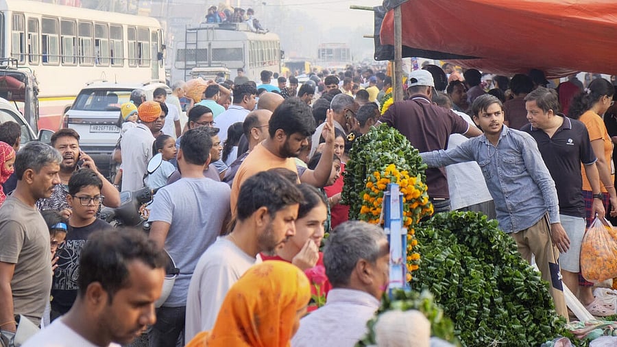 <div class="paragraphs"><p>People purchase flowers in a crowded market for Diwali celebrations, in Gurugram, Haryana. (Image for representational purposes)</p></div>