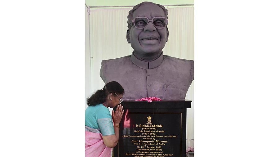 <div class="paragraphs"><p>President Droupadi Murmu offers homage as she unveils bust of former President KR Narayanan at Raj Bhavan, Thiruvananthapuram.</p></div>