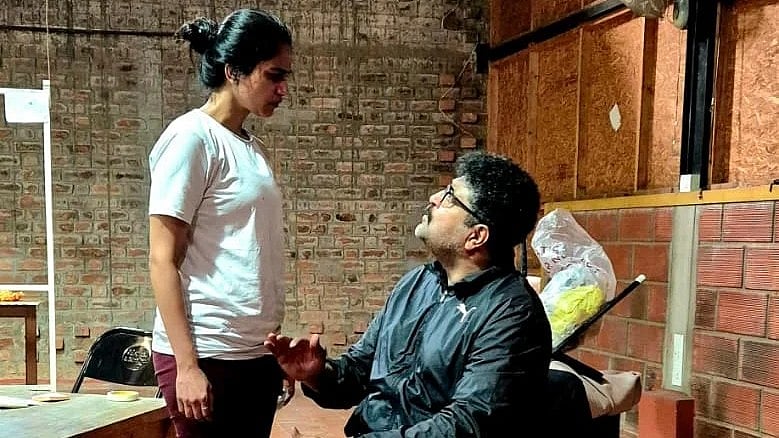 Siri Ravikumar and Balaji Manohar play Una and Ray.