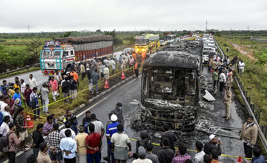 <div class="paragraphs"><p>A large number of people gather even as vehicles are stranded at the accident spot near Kurnool on Hyderabad-Bengaluru highway.</p></div>
