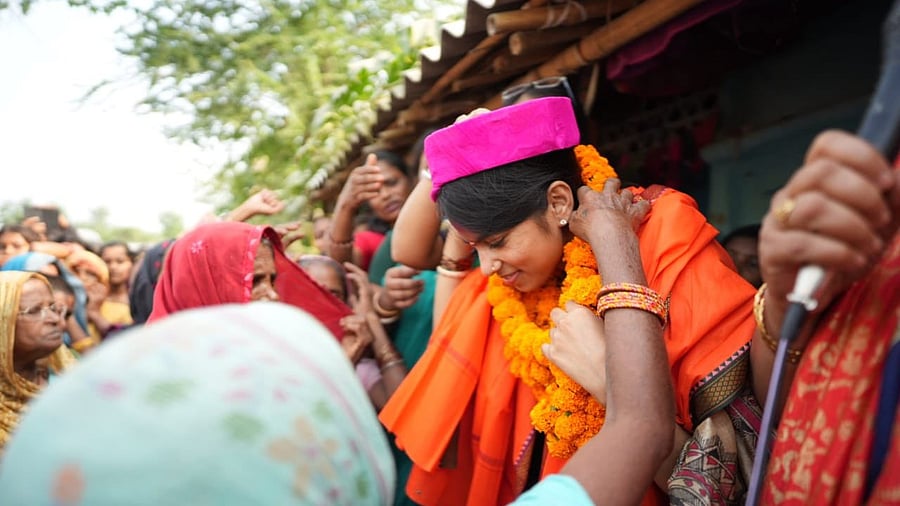 <div class="paragraphs"><p>Maithili Thakur campaigning in Alinagar.&nbsp;</p></div>
