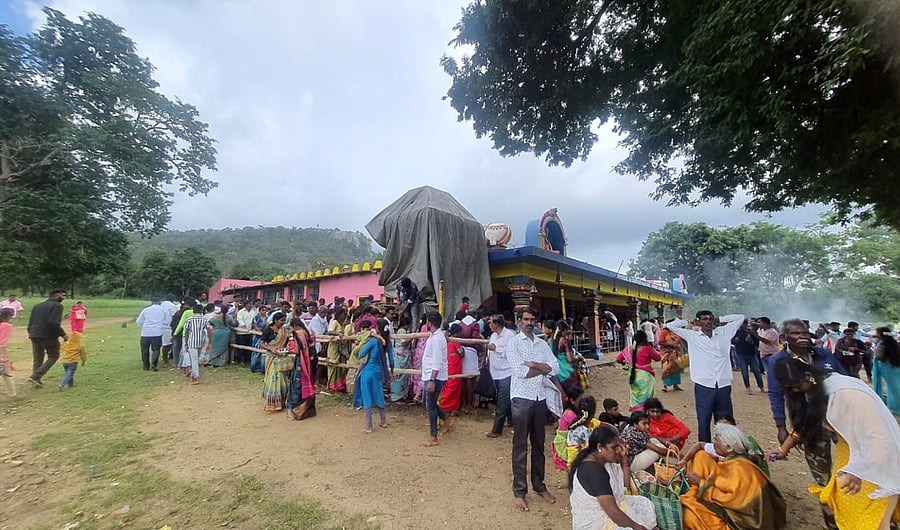 Devotees at Sri Mahadeshwara temple in Beladakuppe of Saragur taluk. DH File Photo