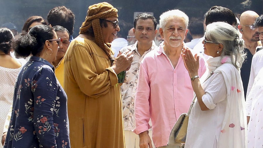 <div class="paragraphs"><p>Veteran Bollywood actors Naseeruddin Shah, second right, Ratna Pathak Shah, right, and Ranjeet, second left, attend the last rites of actor Satish Shah, at Pawan Hans Crematorium, Vile Parle, in Mumbai, Maharashtra.</p></div>