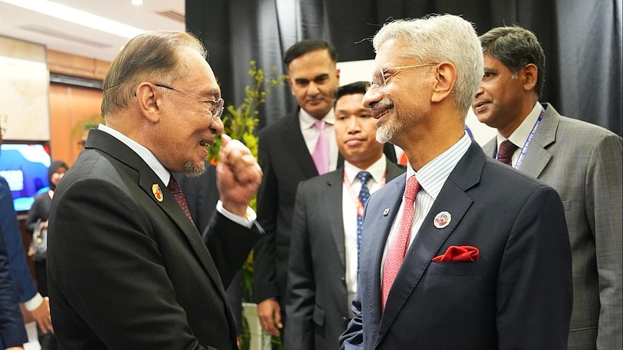 <div class="paragraphs"><p>External Affairs Minister S Jaishankar (R)&nbsp; with Malaysian Prime Minister Anwar Ibrahim.</p></div>