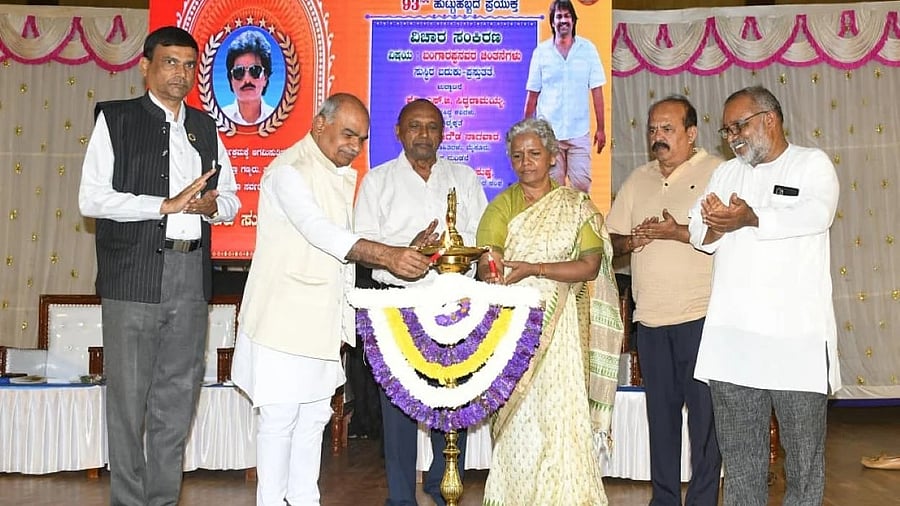 Writer S G Siddaramaiah lights the lamp to inaugurate a symposium on the occasion of the 93rd birth anniversary of former chief minister S Bangarappa, organised by the S Bangarappa Vichara Vedike at Sorab in Shivamogga district on Sunday. Vedike president Venugopal Nayak, noted writer Kalegowda Nagawara, Chairman of the Karnataka Nataka Akademi K V Nagaraja Murthy and others were present.