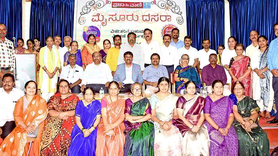 <div class="paragraphs"><p>Winners of DH-PV Mysuru Dasara Quiz and Dolls Arrangement competition with Vice-Chancellor of KSGH Music and Performing Arts University Nagesh V Bettakote, judge for the competitions Padma Venkatesh, APN Properties partner A P Nagesh, GM, Circulation, DH-PV, B A Ravi, DGM Jaganath Jois, senior manager S Prakash, bureau chief of Prajavani K Narasimhamurthy, and bureau chief of Deccan Herald T R Sathish Kumar, in Mysuru, on Saturday. </p></div>