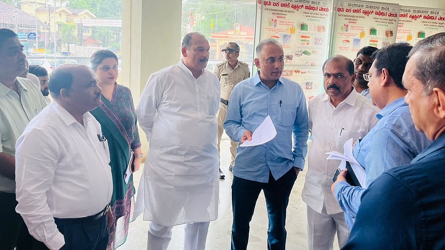 <div class="paragraphs"><p>District in-charge Minister  Dinesh Gundu Rao along with MCC officials and DC Darshan H V visited Urwa Market which remained unutilised for the past six years. </p></div>
