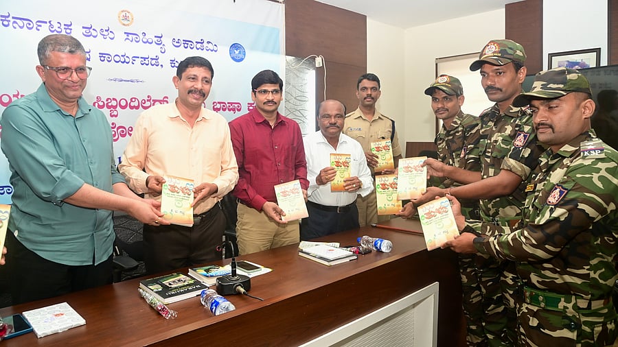 <div class="paragraphs"><p>Special Action Force (SAF) personnel were given ‘Tulu Kend Patherd Odud Bared Kalpule' as a part of a 20-day Tulu learning course  which was inaugurated at Mangaluru Police Commissioner’s Office on Tuesday.  </p><p></p></div>