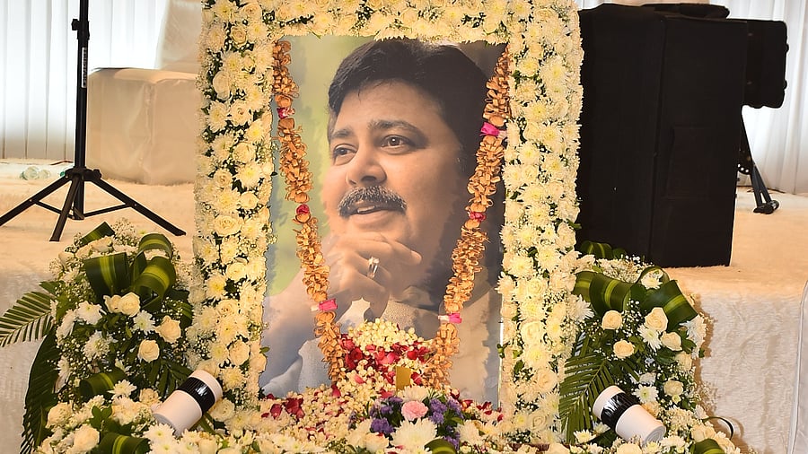 <div class="paragraphs"><p>Satish Shah's prayer meet.</p></div>