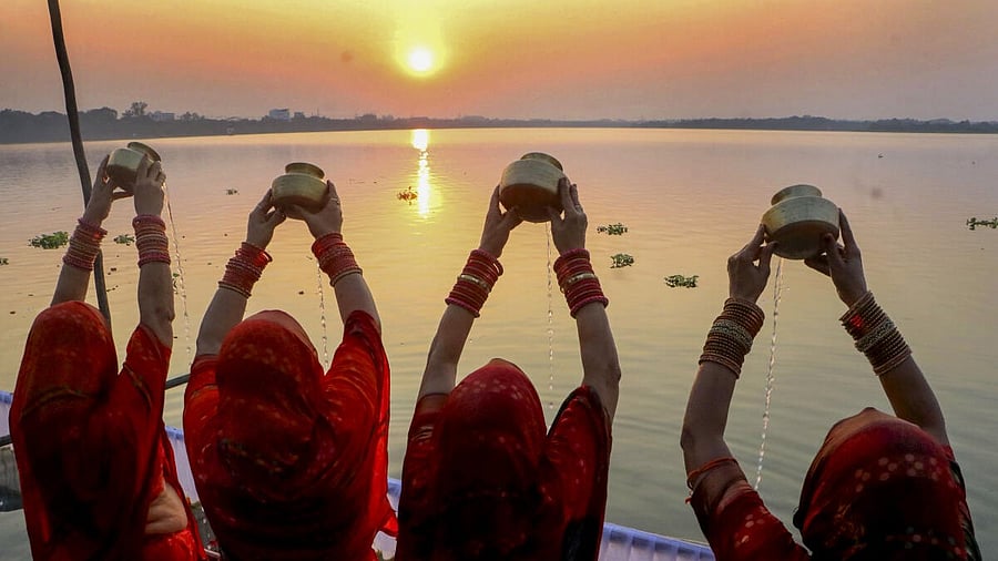 <div class="paragraphs"><p>Women offer prayers to the setting sun at Ambazari Lake as part of Chhath Puja festival rituals, in Nagpur</p></div>