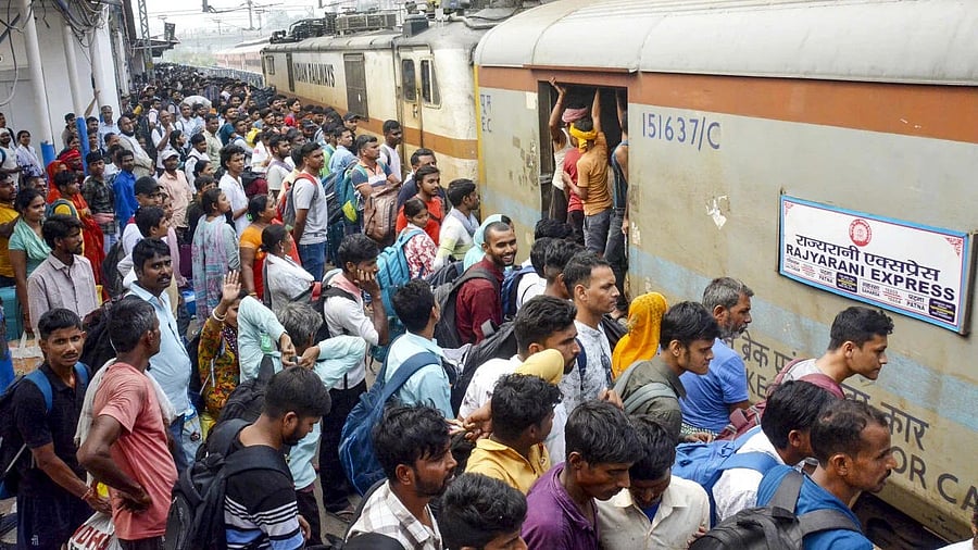 <div class="paragraphs"><p>Passengers throng a platform amid heavy rush ahead of the Chhath Puja, at Patna Junction railway station in Bihar.</p></div>
