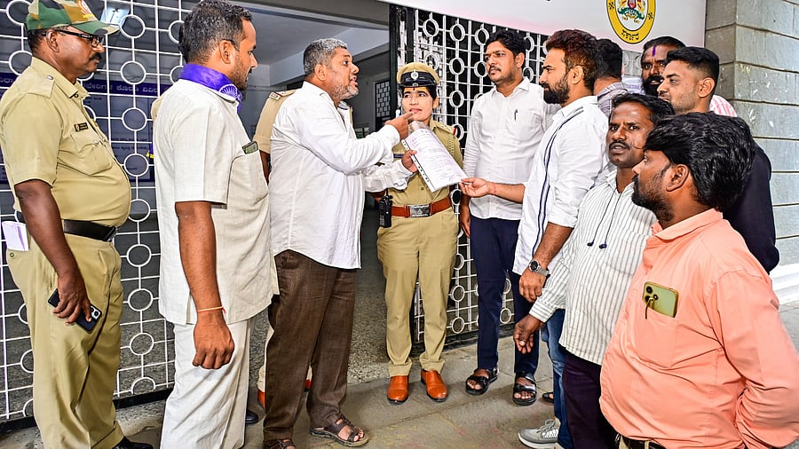 <div class="paragraphs"><p>Leaders of various organisations arrive for a peace meeting at the DC's office in Kalaburagi on Tuesday.</p></div>