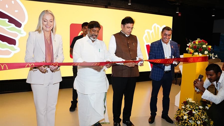 <div class="paragraphs"><p>Telangana Deputy Chief Minister, Mallu Bhatti Vikramarka, and industries minister D Sridhar Babu, inaugurated the McDonald's office.</p></div>