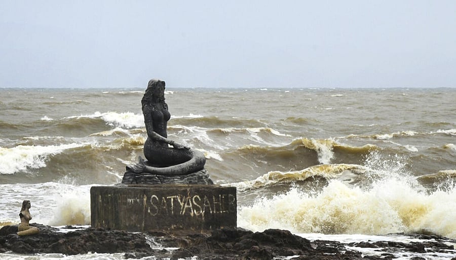 <div class="paragraphs"><p>High waves lash the shore amid Cyclone Montha.</p></div>