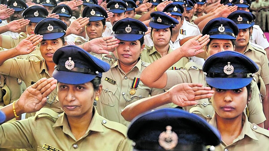 <div class="paragraphs"><p>Police personnel don the newly introduced navy-blue peak caps at Vidhana Soudha in Bengaluru on Tuesday.</p></div>